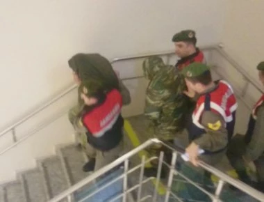 Διαψεύδει το ελληνικό ΥΠΕΞ τα περί «προσπάθειας κράτησης των δύο Ελλήνων στρατιωτικών στο ελληνικό προξενείο»